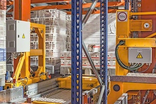 Lo shuttle introduce il pallet all’interno del canale di stoccaggio Lo shuttle introduce il pallet all’interno del canale di stoccaggio