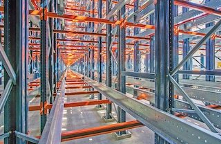 I binari della scaffalature permettono lo spostamento dello shuttle e su di esso si depositano i pallet I binari della scaffalature permettono lo spostamento dello shuttle e su di esso si depositano i pallet