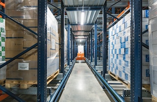 Nel Pallet Shuttle con navette, in ogni livello di stoccaggio opera una navetta e uno shuttle Nel Pallet Shuttle con navette, in ogni livello di stoccaggio opera una navetta e uno shuttle