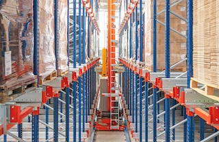 Nella configurazione con trasloelevatore, un unico shuttle serve differenti canali e livelli di stoccaggio della corsia di lavoro Nella configurazione con trasloelevatore, un unico shuttle serve differenti canali e livelli di stoccaggio della corsia di lavoro