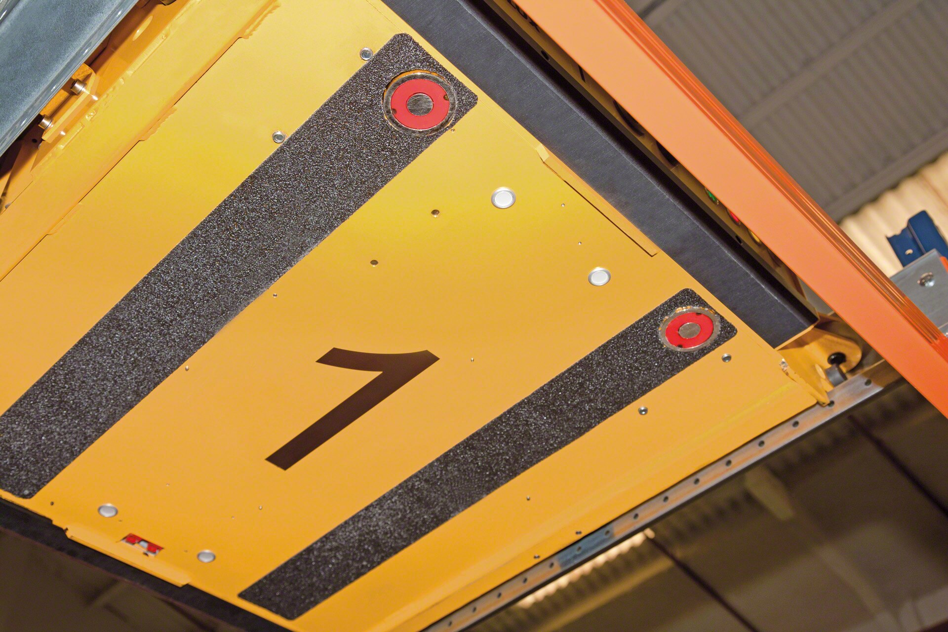 Il Pallet Shuttle semiautomatico è dotato di un sistema di bloccaggio che ne garantisce il fissaggio sulle pale del carrello elevatore