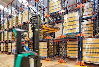 Il Pallet Shuttle è consigliato per magazzini con grandi quantità di entrate e uscite di merce