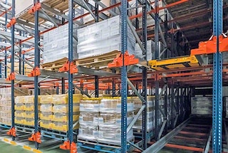 Il Pallet Shuttle di Mecalux è consigliato per magazzini con molti pallet per referenza