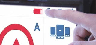 L’avviso di batteria scarica indica che è necessario cambiarla o ricaricarla