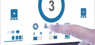 Il sistema di bloccaggio aumenta l’aderenza dello shuttle alle forche del carrello elevatore