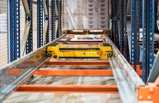 Con il Pallet Shuttle viene automatizzato il deposito e il prelievo dei pallet che si trovano in profondità nei canali di stoccaggio