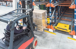 L’operatore utilizza un carrello elevatore per depositare il pallet all’ingresso di ogni canale