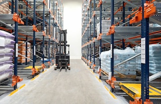 Il Pallet Shuttle è una soluzione idonea per celle frigorifere in quanto permette di ridurre la superficie da refrigerare