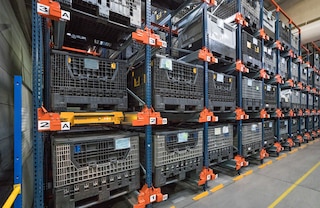 Con il Pallet Shuttle si possono movimentare anche altre unità di carico, come ad esempio i contenitori in plastica