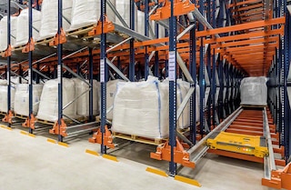 Il Pallet Shuttle può funzionare in scaffalature di più di 60 m di profondità