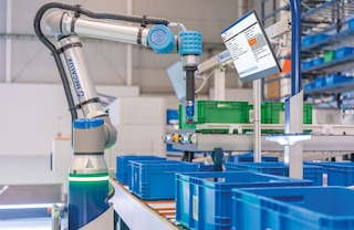 I robot di picking estraggono gli articoli da un contenitore e li depositano in un altro in completa autonomia