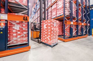 La larghezza della corsia di lavoro varia in funzione del tipo di carrello elevatore utilizzato