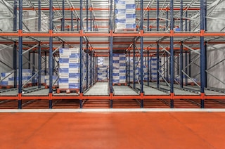 La pallettizzazione a gravità è la soluzione ideale per stoccare temporaneamente la merce tra due aree di lavoro