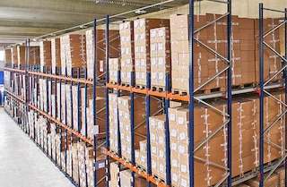 Le scaffalature portapallet a gravità sono un sistema di stoccaggio con molti vantaggi Le scaffalature portapallet a gravità sono un sistema di stoccaggio con molti vantaggi
