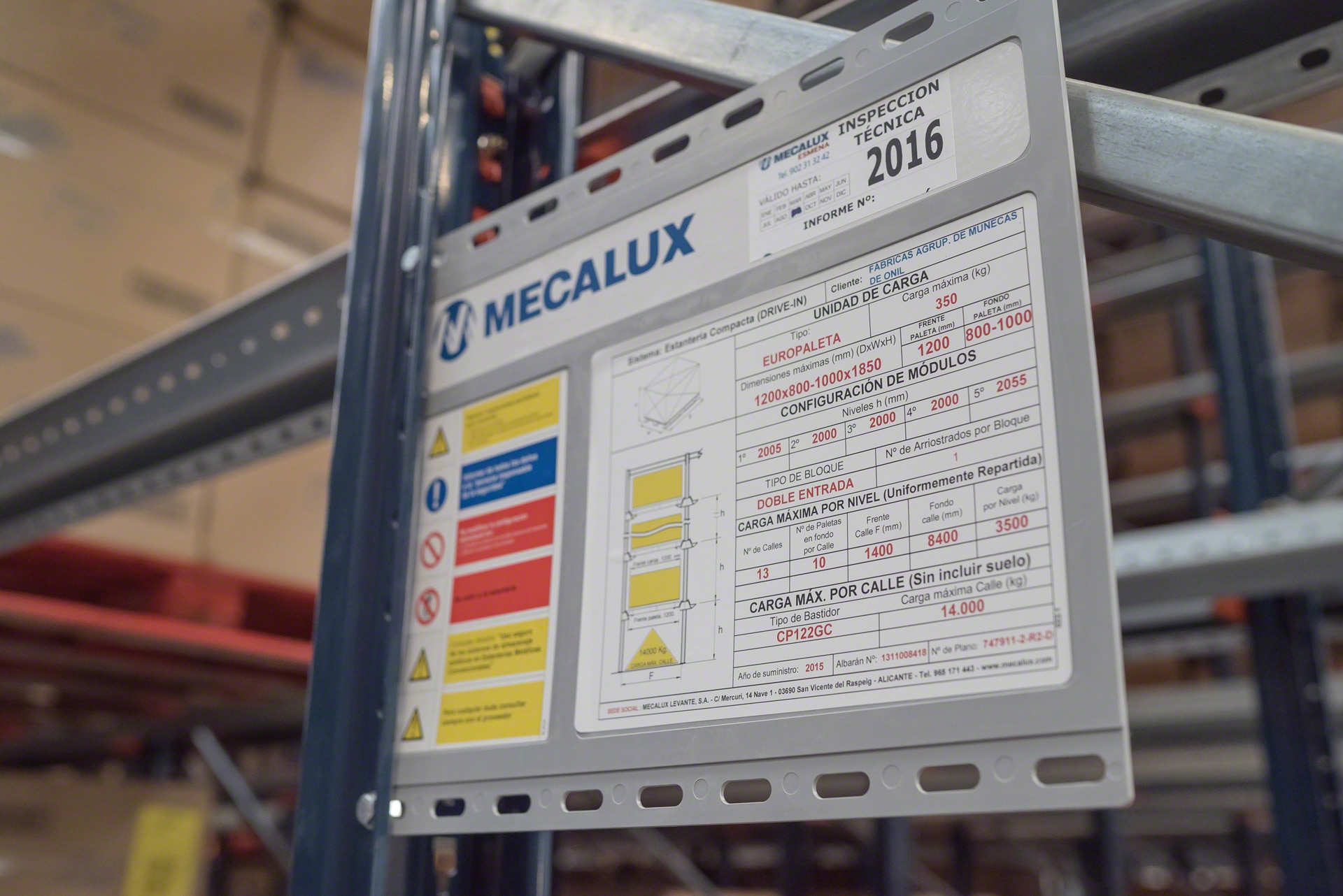 I cartelli di segnalazione, posizionati in aree visibili del magazzino drive-in, contengono dettagli delle caratteristiche tecniche della scaffalatura