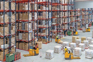 Gli scaffali per pallet permettono ai magazzini multicliente di gestire prodotti eterogenei