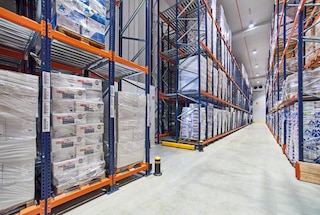 Le scaffalature push-back sono un sistema molto comune in celle frigorifere Le scaffalature push-back sono un sistema molto comune in celle frigorifere