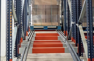 L’insieme di carrelli e binari si appoggia sui correnti ed è montato in leggera pendenza L’insieme di carrelli e binari si appoggia sui correnti ed è montato in leggera pendenza