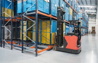 Le scaffalature push-back ammetteno altri tipi di unità di carico, come ad esempio contenitori metallici