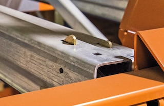 La spina di sicurezza impedisce il movimento del carrello se il pallet non viene depositato correttamente La spina di sicurezza impedisce il movimento del carrello se il pallet non viene depositato correttamente