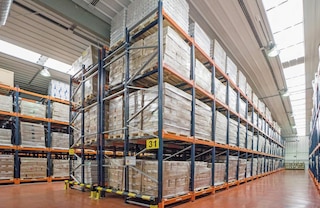 Le scaffalature push-back consentono lo stoccaggio di pallet per accumulo