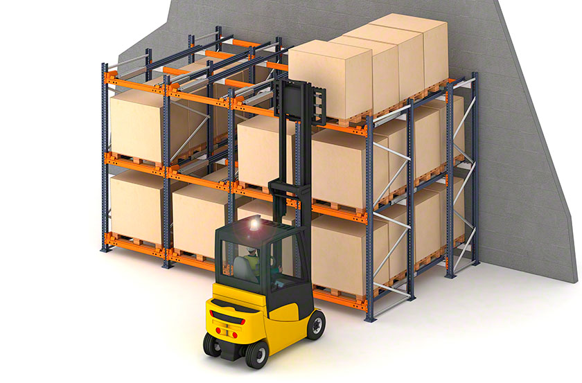 Le scaffalature push-back per pallet sono sistemi di stoccaggio ad accumulo Le scaffalature push-back per pallet sono sistemi di stoccaggio ad accumulo