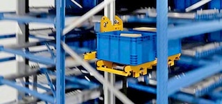 Gli elevatori di contenitori muovono le unità di carico fino al livello di stoccaggio corrispondente