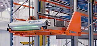 Gli elevatori muovono le navette tra i livelli