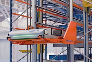 La navetta può cambiare di livello per prelevare il contenitore assegnato