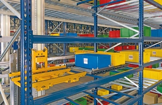 Gli elevatori di contenitori spotsano le unità di carico tra il livello inferiore e i vari livelli di stoccaggio