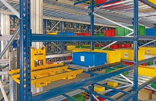 Gli elevatori di contenitori spotsano le unità di carico tra il livello inferiore e i vari livelli di stoccaggio