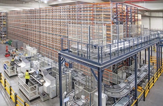 Le scaffalature del Sistema a navette per contenitori offrono una grande capacità di stoccaggio