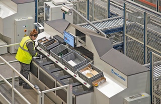 L’operatore riceve i contenitori nella stazione di picking, dove realizza la preparazione degli ordini