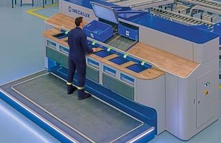 Gli operatori preparano gli ordini seguendo le indicazioni di Easy WMS