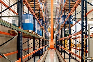 I trasloelevatori trilaterali automatizzano magazzini esistenti