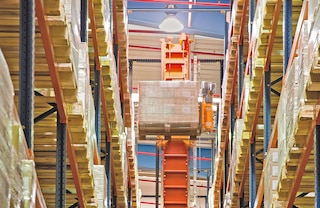 I trasloelevatori trilaterali automatici non richiedono l’installazione della testata né di binari guida superiori