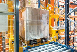 Il trasportatore movimenta il pallet fino all’estremità della corsia