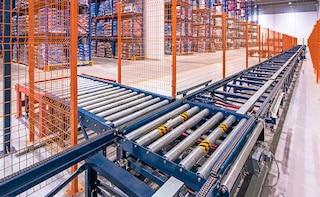 Elevato rendimento e movimentazione automatizzata della merce con trasportatori per pallet