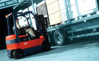 Carrello elevatore movimentando le merci lateralmente