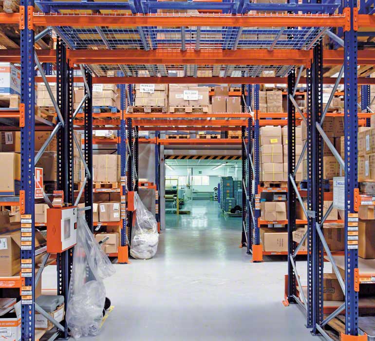 Corsia di lavoro di un magazzino di un operatore logistico
