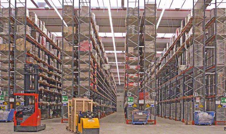 Magazzino centrale e personale per la movimentazione delle merci