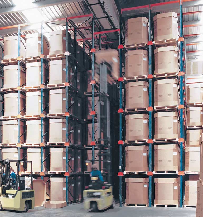 Magazzino in cui si sfrutta un sistema di stoccaggio compatto drive-in