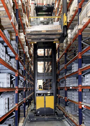 Magazzino di un'azienda produttrice di componenti elettroniche