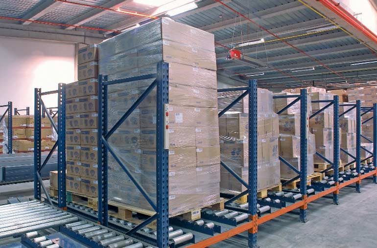 Picking e distribuzione dei pallet su rulli