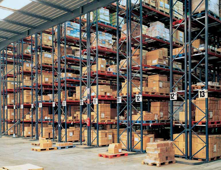Magazzino attrezzato per operare con principi misti di picking