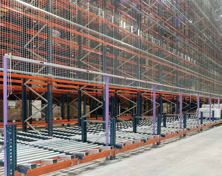 Postazione di picking su pallet installata nella zona laterale del magazzino automatico