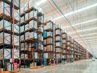 Nuovo magazzino con scaffalature portapallet per Armazém Mateus
