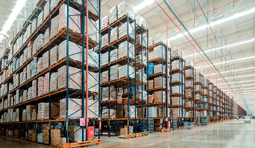 Capacità di stoccaggio e velocità nel nuovo magazzino di Armazém Mateus